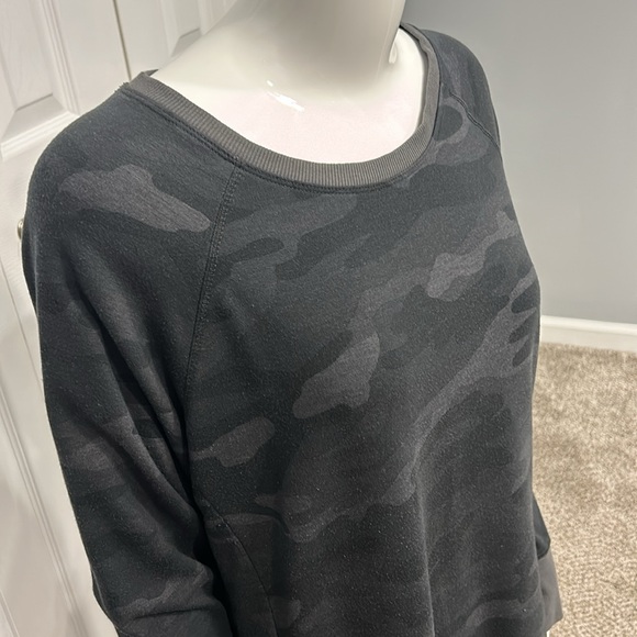 Danskin crew neck sweatsh - camo! - Picture 2 of 5